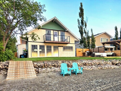 Lakefront property with a stunning view and a private access to the lake!