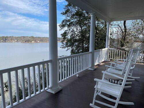 New! Lakefront, family-friendly 7-bedroom home, big water view, volleyball court