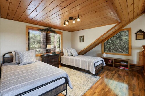 Old Tree Cabin in Pine