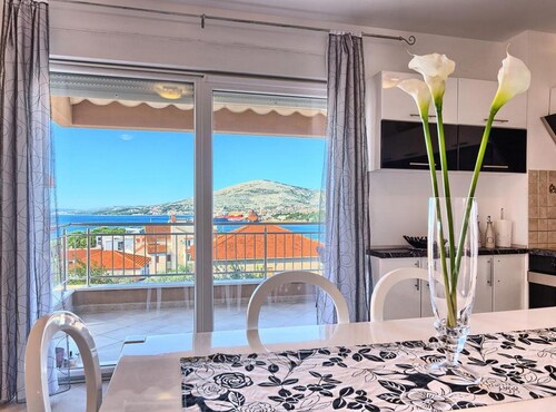 Luxury Apartment Okrug Gornji With Sea View and Pool