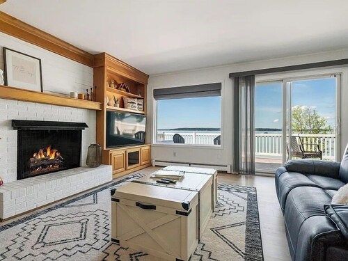 Large Cottage with Sunset Views on Burt Lake!