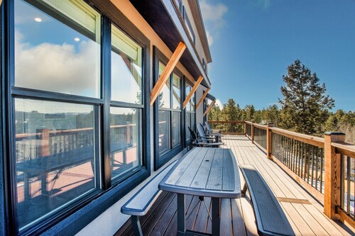 4BR w/ Hot Tub, Sauna, Arcade, Mountain Views