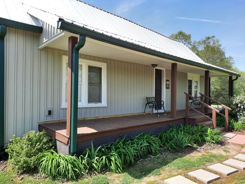 Charming 2-bedroom farmhouse in the country --Bradford with AC, WiFi