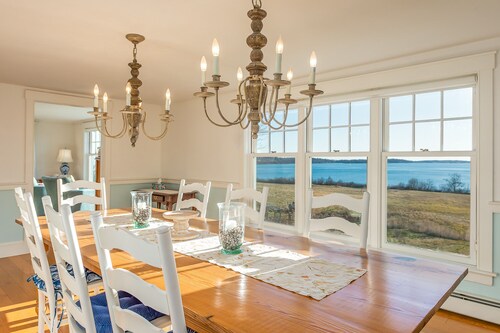 SeaMeadow Cottage. Spacious, Deck, Bay Views and a 3 min walk to the Beach.