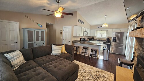 Conneaut Lake Retreat with Hot Tub and Rustic Firepit, 3/8 miles to the Lake