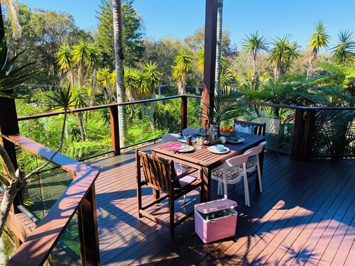 Paws n Relax- pets, walk to off leash beach, & cafes, outdoor bath & shower.