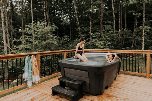 Luxe Mountain Escape | Hot Tub • Fireplace • Cozy
