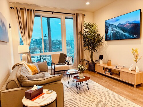 Brand New, Luxe & Bright Gem: Prime Location - Queen Anne, Roof Deck, Views