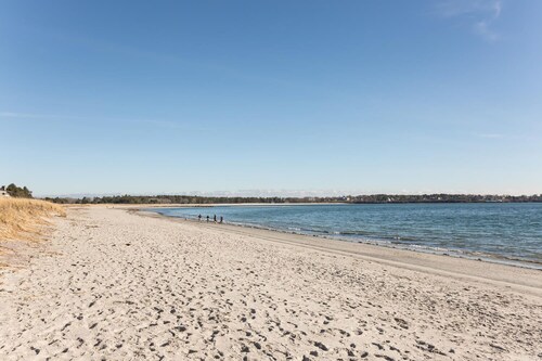 Newly updated - A coastal cottage steps from Pine Point Beach!
