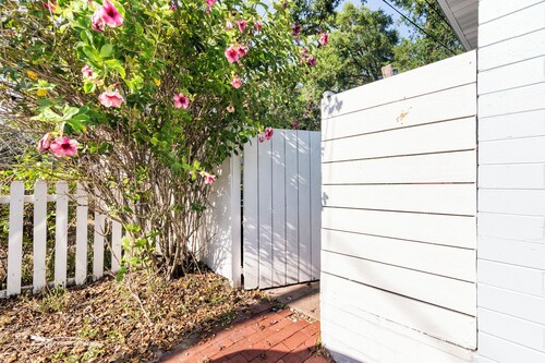 Downtown Walkable WFH with free Washer and Dryer Private Bed & Bath