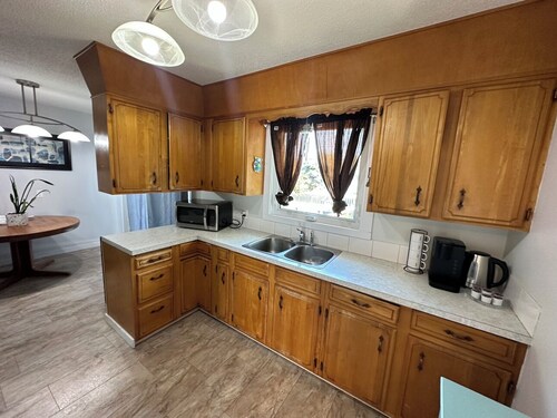 Cozy 3-bedroom house in amazing The Pas with WiFi, great for working crews