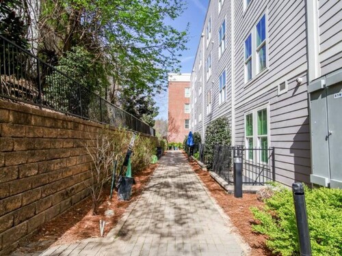 Quick walk to Campus/The Square & 3 Parking Spots!