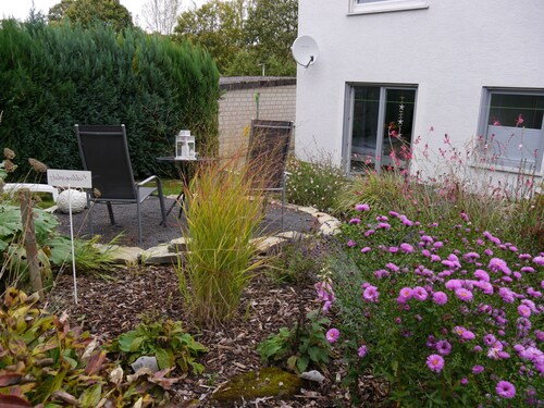 Moderne Ferienwohnung „Diemelaue“ an der Diemel gelegen, eigener Gartensitzplatz