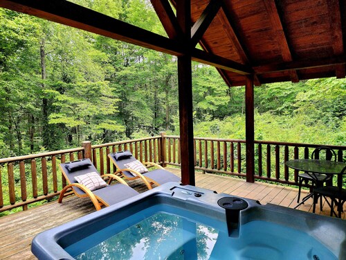 Romantic Cabin Near Restaurants-Hot tub~Fireplace