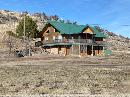 Spacious 5-bedroom 3-Bath house with WiFi, AC in welcoming Lakeview Oregon