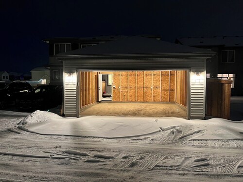 Stylish New Home, Near Shops, WiFi, 2V Garage, Smart TV, Private Yard, Near ✈️.