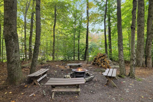 Moshannon Tree-lined Pocono Retreat w/ Hot Tub, Firepit & Pool Table