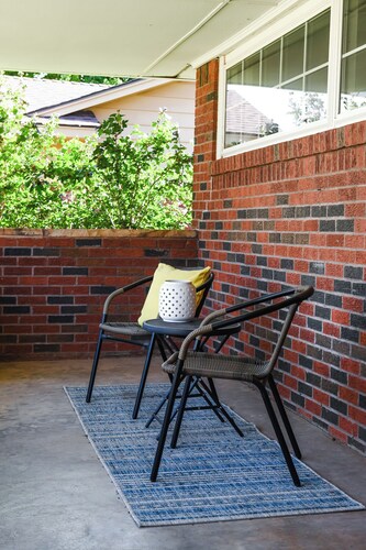 Charming 2-bedroom house in wonderful Oklahoma City with AC, WiFi