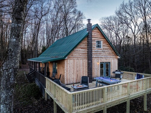 Cozy Family Cabin w/ Billiards, Fire Pit & Outdoor Fun – Near New River Gorge!
