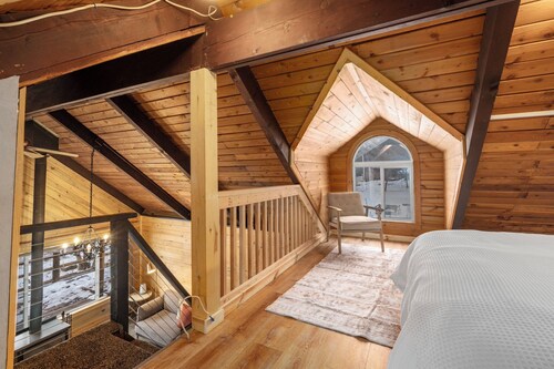 Cozy Mountain Hideaway w/ Wood Stove