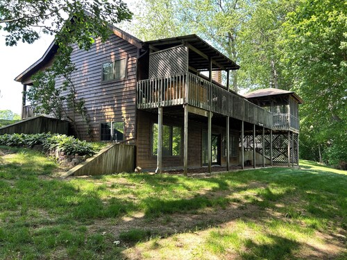 Riverbend Retreat Middle Branch Cottage
Fireplace and hot tub with river view.