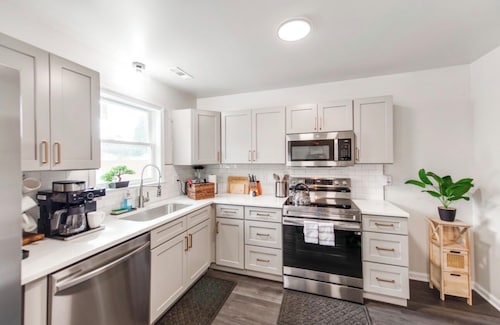 Charming Modern Home with Koi Pond & Spacious Backyard – Sleeps 6
