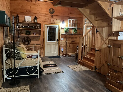 Cozy cabin in wonderful Hillsboro with WiFi, AC