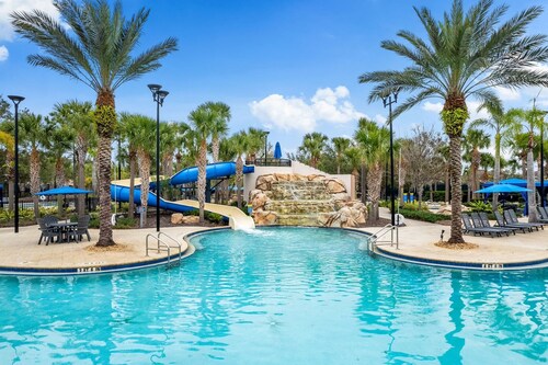 Spacious 6-bedroom 5.5 baths Sleeps 16 with a Private Heated Pool/Spa