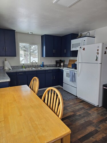 Charming farmhouse at the base of Bell Mountain, hunting area 51, prime location