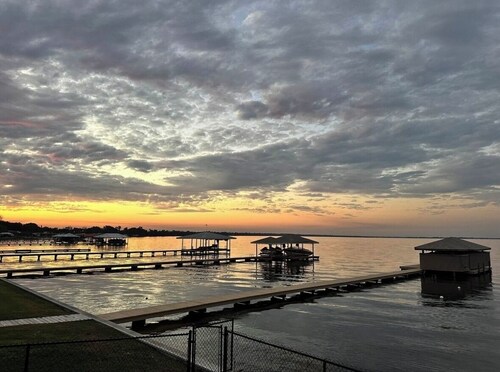 On LAKE JUNE with pool & boat dock 30min from Races