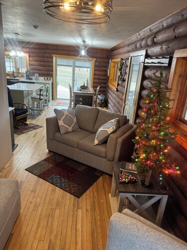 Westby Hideaway: Charming & Cozy 2-Bedroom Cabin on a Peaceful Dead-End Road.