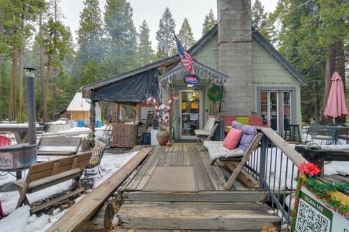 Walk to Trails & Butte Creek: Cozy Retreat w/ Deck