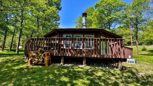 Scenic Lakeside Octagon - Lake Views & Rustic Wood Stove