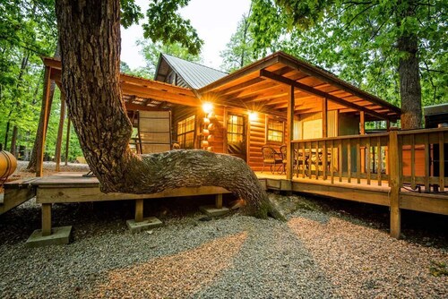Grandma/Grandpa Cabin has 3 bdrms. KING, 2 QUEENS, SLEEPER SOFA. Outdoor Hot Tub