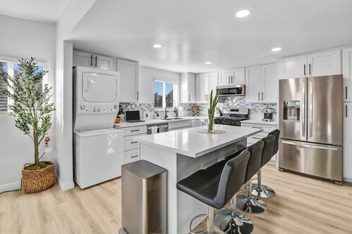 Sleeps 16 mins from Beaches, Outlets & Military base
