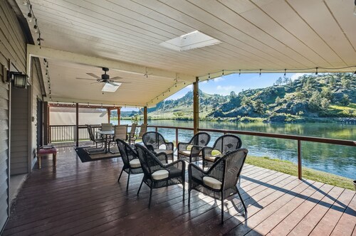 Great house on the banks of the Mighty Mo