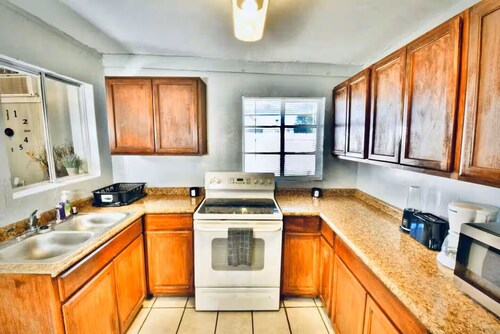 Entire 2-bedr Apt in El Paso with AC and WiFi