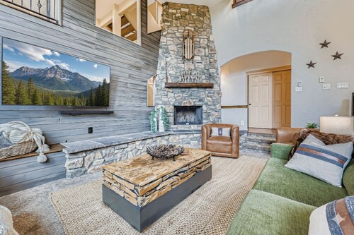 Incredible Views ~ 6BR ~ Sleeps 20 + Hot Tub, Game Room, Theatre, Gym