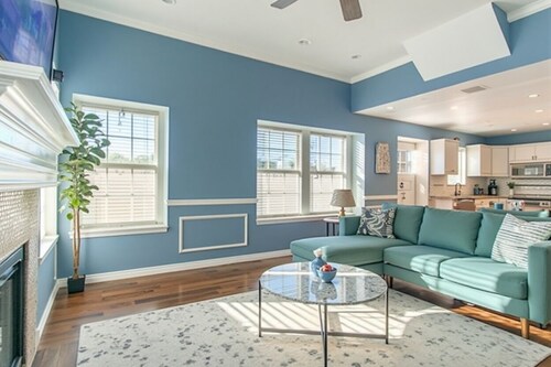 2BR Home with Backyard! Free Parking!