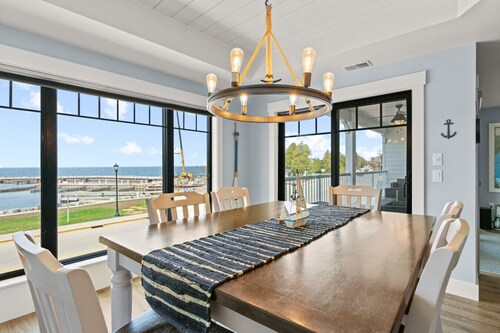 Marina Luxe Overlooking Sister Bay Marina