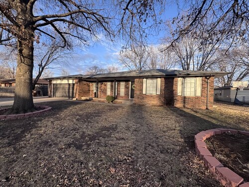 This house is a 5 bedroom(s), 3 bathrooms, located in Maize, KS.