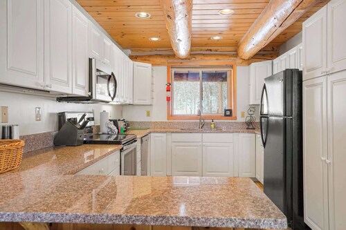 Silverthorne Cabin with Hot Tub and Forest Access