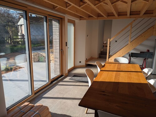 Longère rénovée avec sauna, ambiance chalet, dans un cadre calme et arboré.