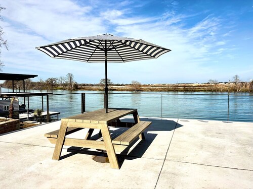Lakefront Getaway in Texas Hill Country | Dock, Kayaks, Pickleball, Jet Ski