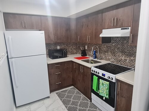 YOUR home @ the FALLS - 10 mins from the FALLS 
5 mins from plazas & mall