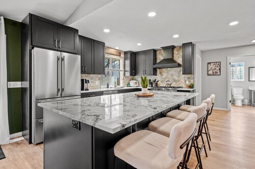 7-Bedroom Home with Hot Tub – Near Ski Resorts, SLC & Convention Centers