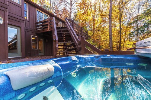 BIG 5BR/5.5BA all ensuite baths, Hot Tub, Screen Porch.