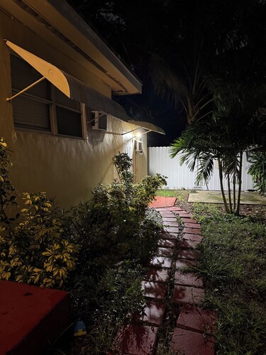 Charming house in terrific North Miami Beach with AC, WiFi