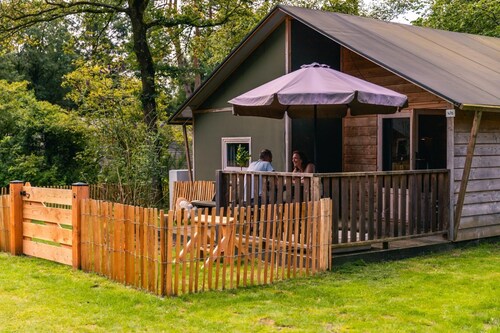 Glampingtent met 3 slaapkamers, eigen sanitair en een terras