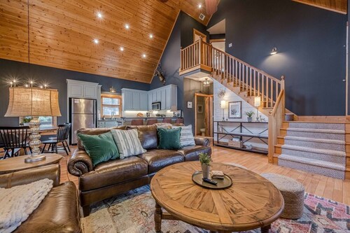 Cozy Dahlonega Cabin w/ Hot Tub